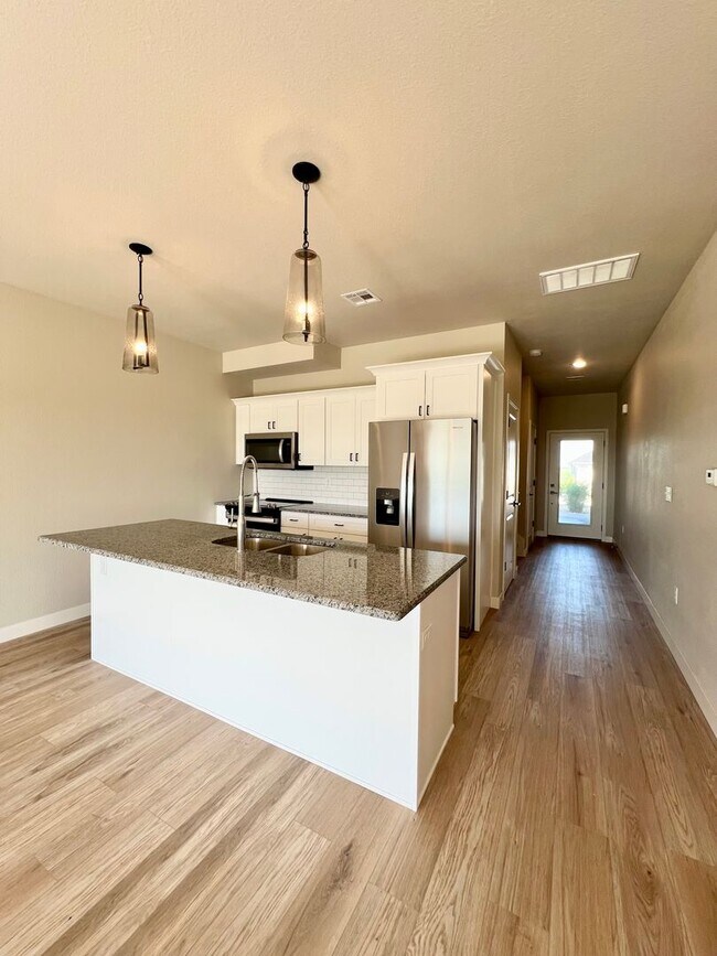 Building Photo - Modern Townhome with STUNNING Views in West MHK