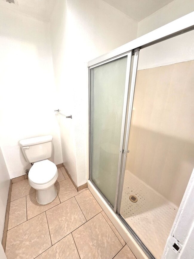 Building Photo - 1917-1919 W Whitendale Ave