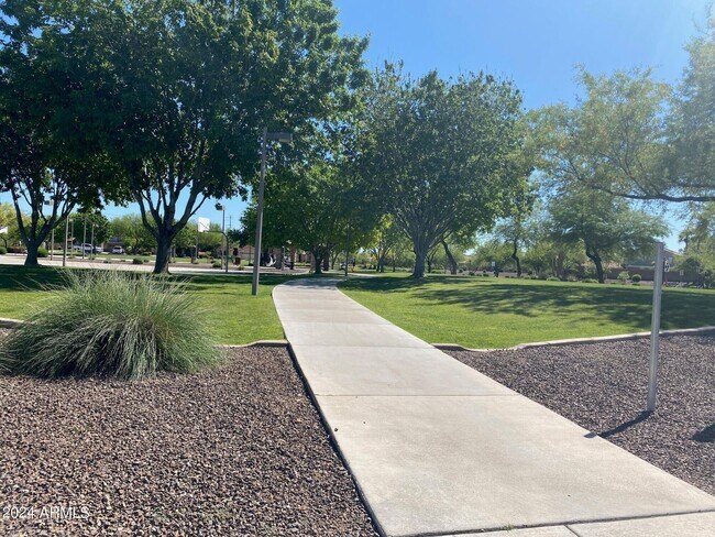 Building Photo - 2812 E Questa Dr