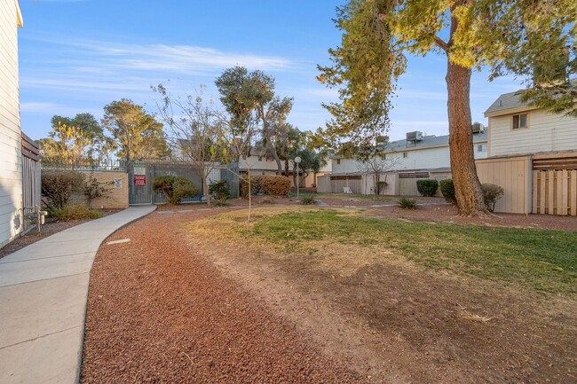 Building Photo - 1 Bedroom Townhouse With Hardwood Flooring...