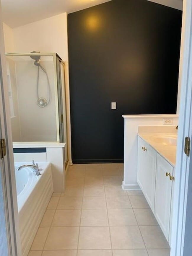 Building Photo - Renovated 5 Bedroom Home w/ 2 Car Garage and Fenced Backyard