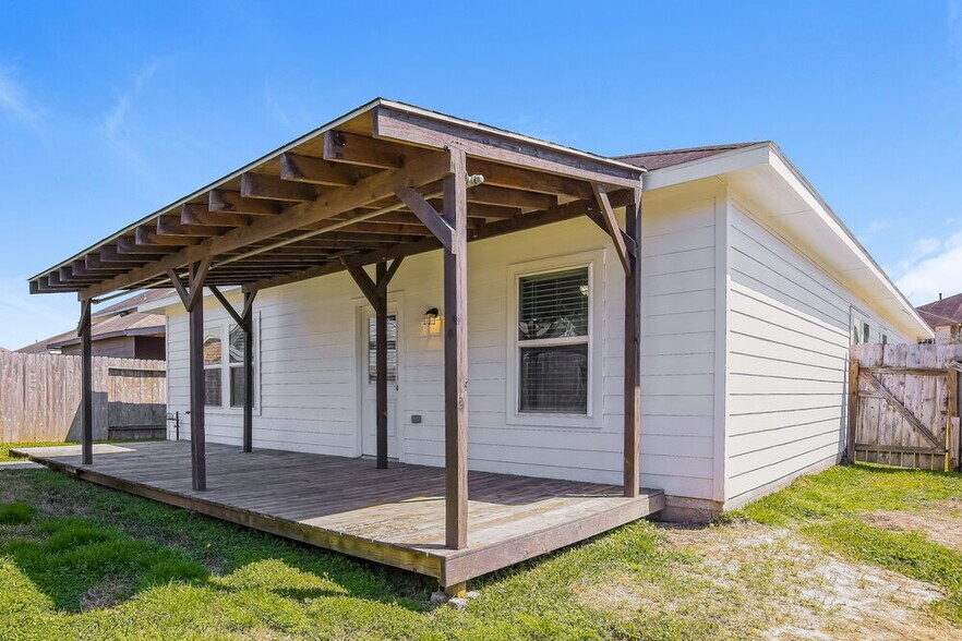Building Photo - 135 Pequin Rd