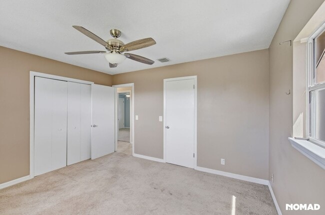 Building Photo - Updated, Large yard, quiet neighborhood, and convenient location