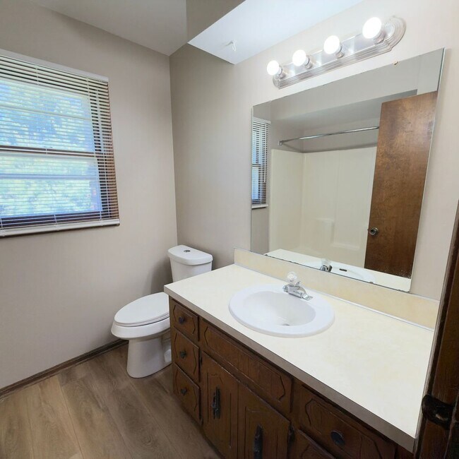 Building Photo - Updated Two Bedroom Duplex in Jenison!