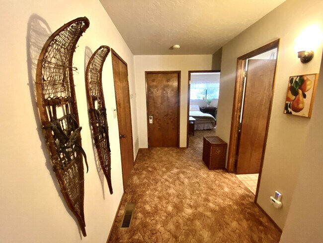 Building Photo - 2105 Woodland Dr