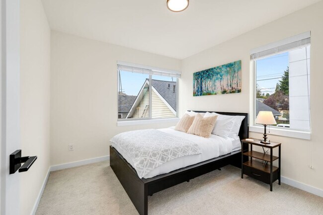 Building Photo - 823 NE 70th St