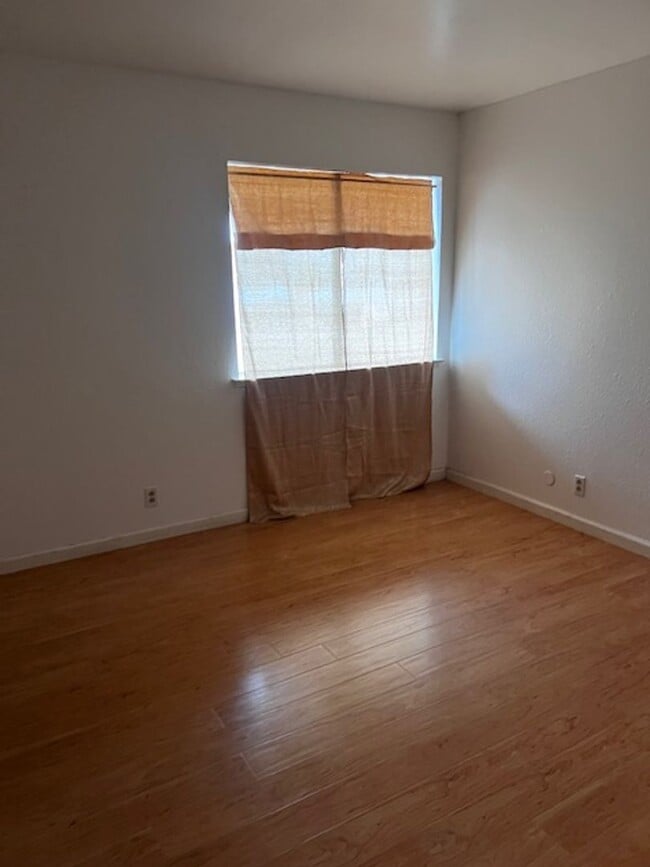 Building Photo - 4 BEDROOM HOME