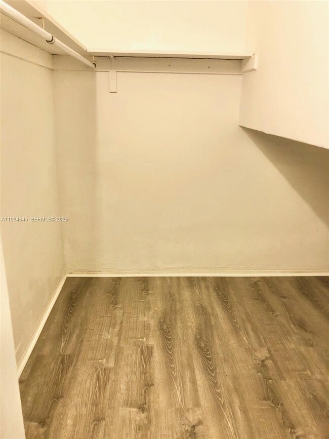 Building Photo - 105 S Shore Dr