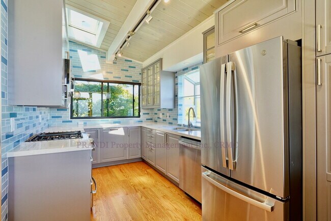 Building Photo - Unmatched Quality and Unparalleled Views F...