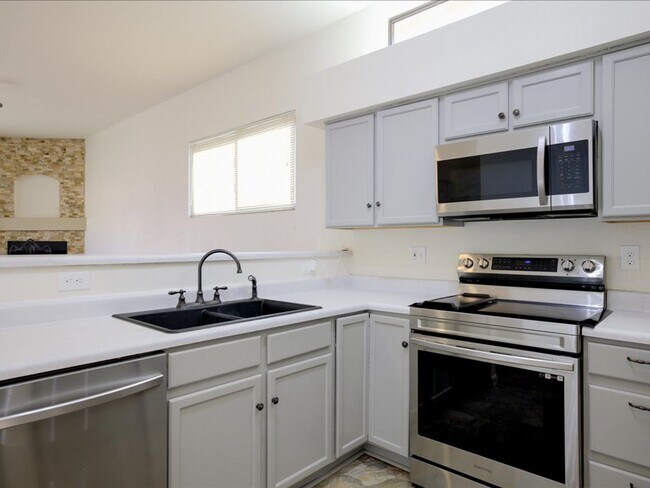 Building Photo - 3 Bedroom 2 Bathroom
