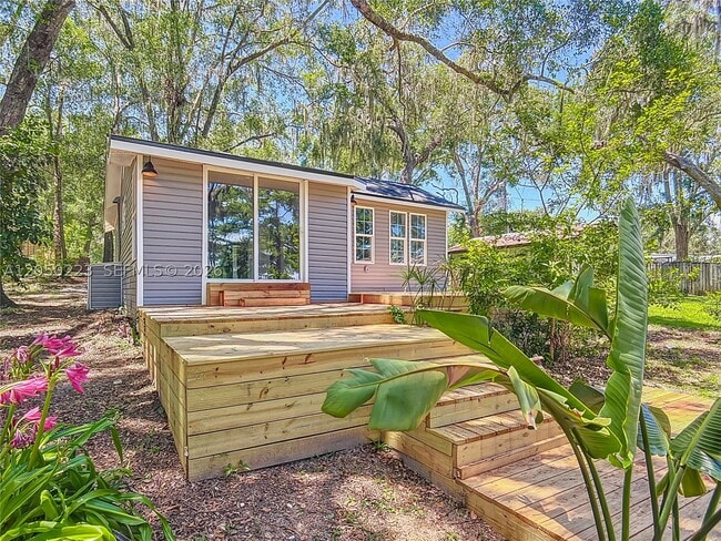 Building Photo - 8781 LAKESHORE Dr