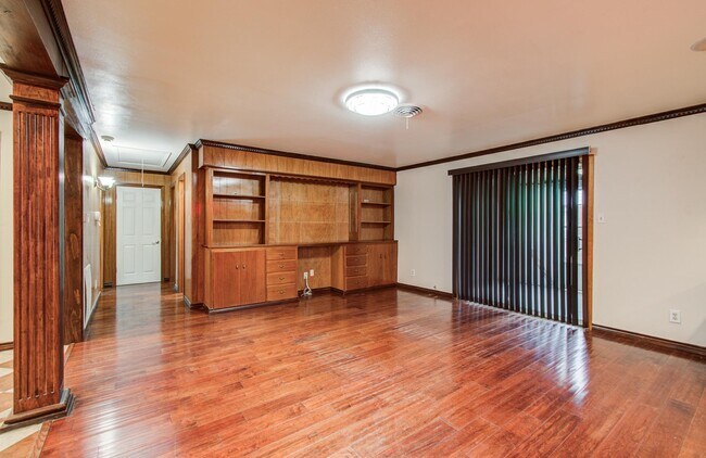 Building Photo - 1722 Front St