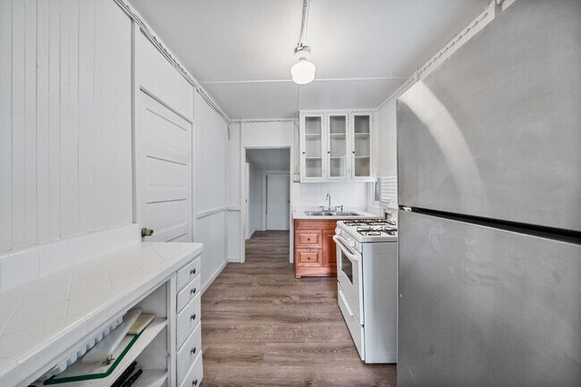 Building Photo - North Park - Detached Bungalow 1 bed / 1 b...