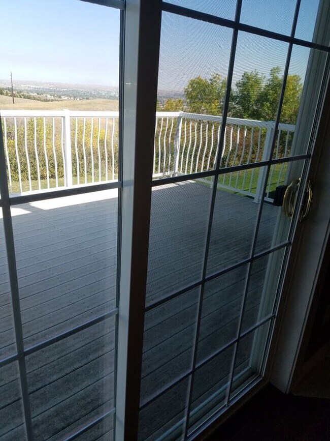 Building Photo - Beautiful Townhouse with Magnificent City Views.