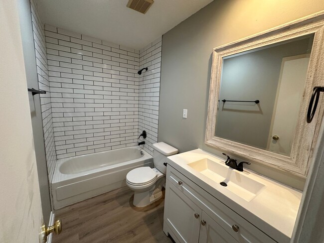 Building Photo - 4738-4740 Berridge Lane