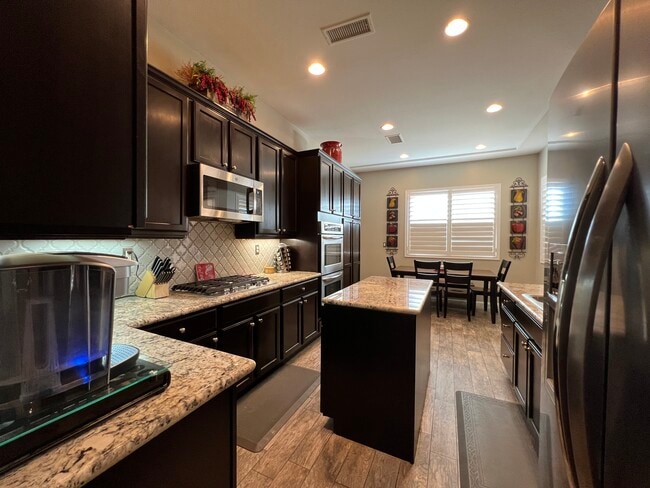 Building Photo - 115 Romanza Ln