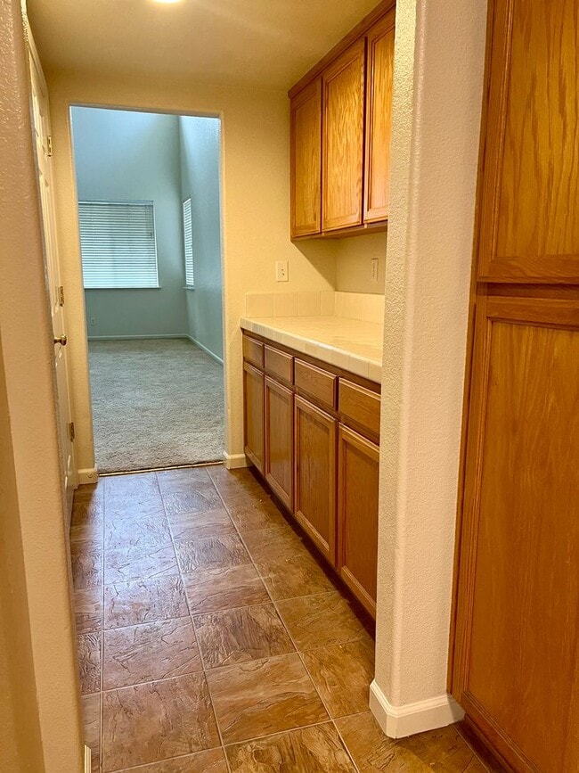 Building Photo - Beautiful and Spacious 5 bed/ 4 bath home ...