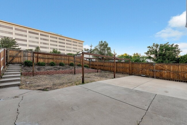 Building Photo - 2 Bedroom Duplex with Updates, Large Fence...