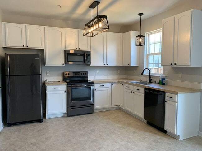Building Photo - Spacious 3-Bed / 2.5-Bath Townhome – Antrim Crossing Subdivision