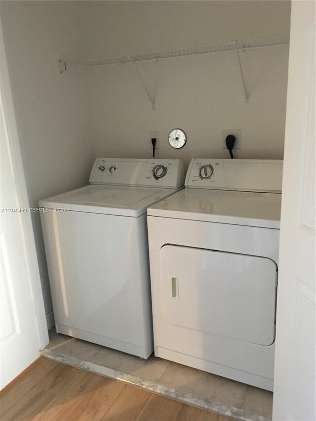 Building Photo - 3338 Lakeside Dr