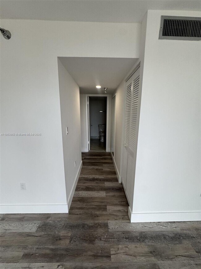 Building Photo - 15645 Collins Ave