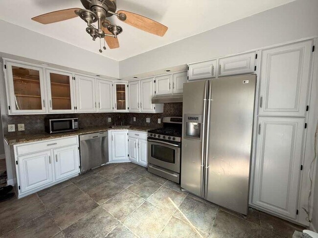 Building Photo - 18 W 49th St