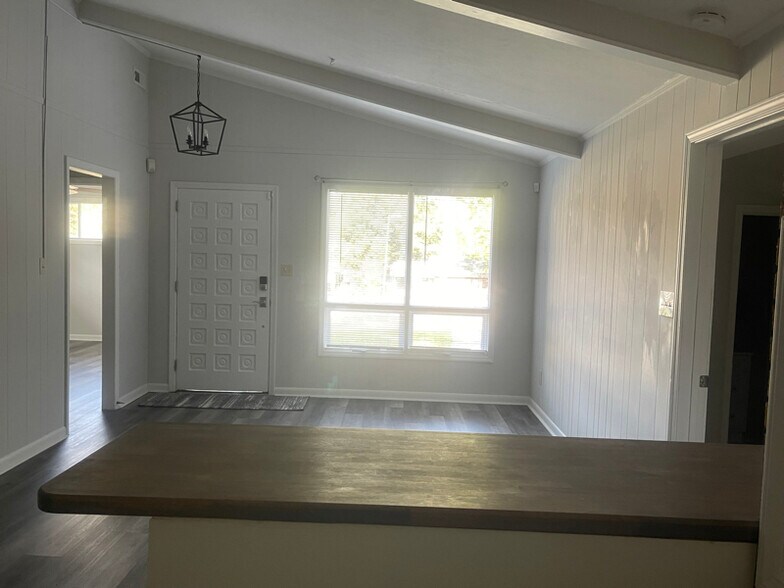 Building Photo - 1085 W Shore Dr