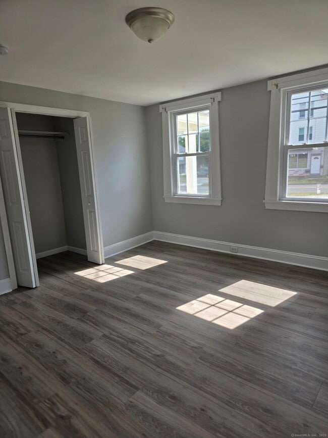 Building Photo - 146 Divinity St