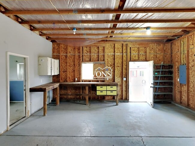 Building Photo - Comfortable Selah Residence with Open Living Space and Easy Commuter Access