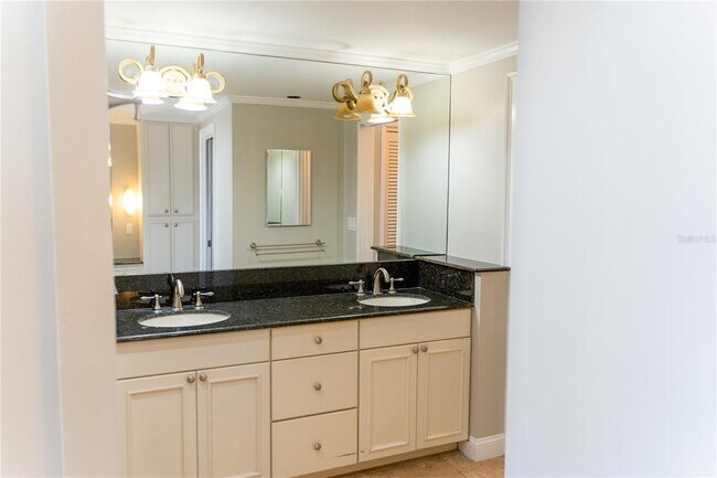 Building Photo - 1 Beach Dr SE