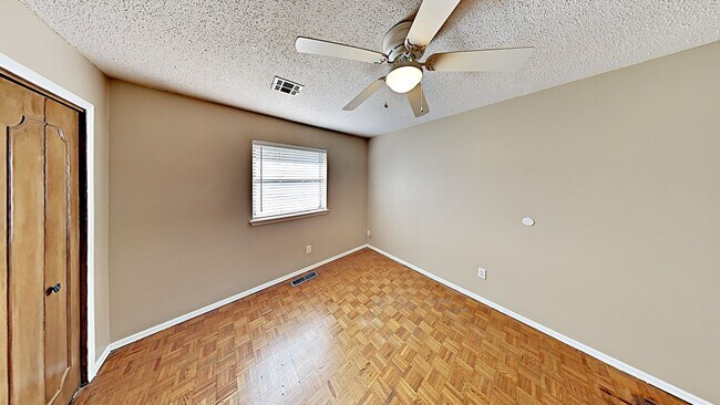 Building Photo - Charming Home In The Village!