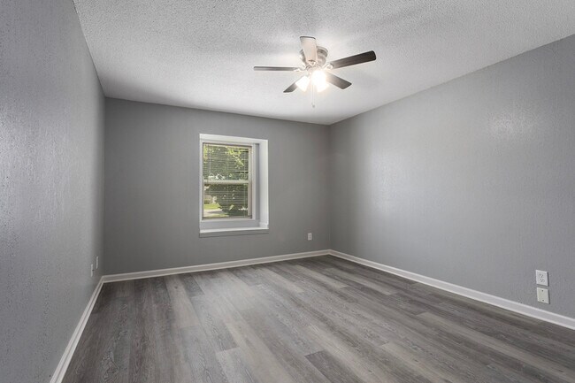 Building Photo - 577 NW Valleybrook Rd