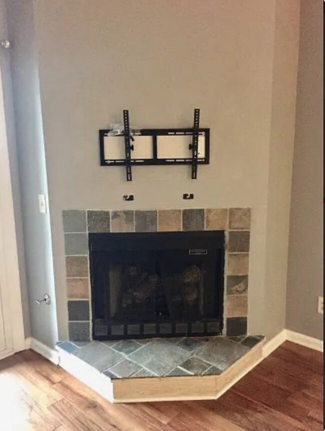 Building Photo - 2 bed 2 bath w/pool LOCATION!!