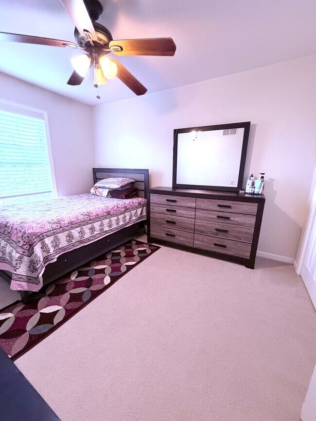 Building Photo - 3 Bedroom Townhome in Mechanicsburg