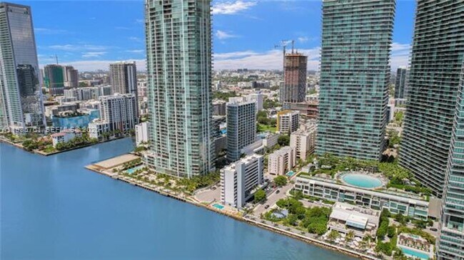 Building Photo - 480 NE 30th St