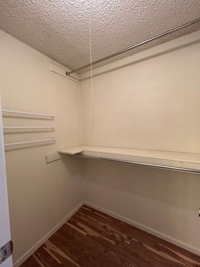 Building Photo - 5 BR/3 1/2 BA in the Desirable Meadowglen Community!!