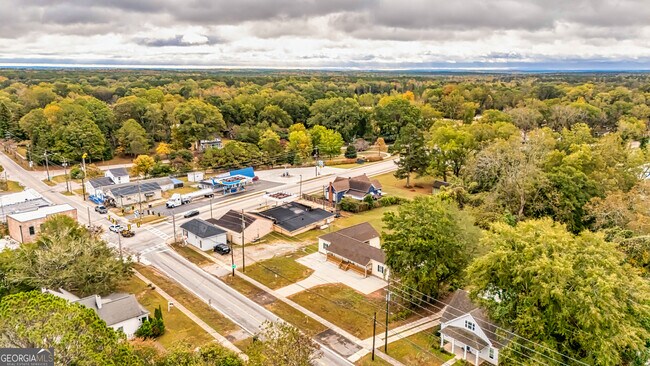 Building Photo - 6 W Oak St