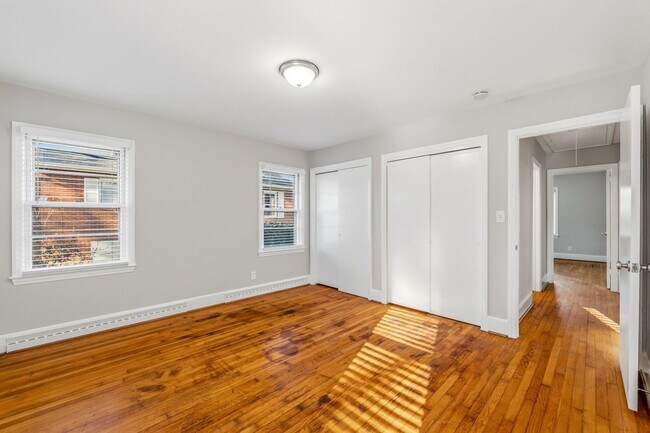 Building Photo - NW - Large Brick Ranch, Updated, Hardwoods, LR, DR, Den, Two Decorative Fire Places, Fenced, Stor...