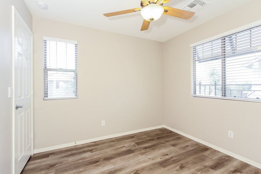 Building Photo - 2466 E Vermont Dr