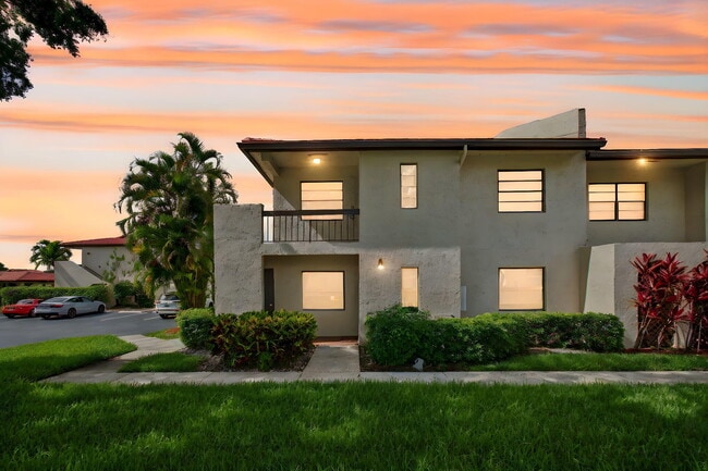 Building Photo - 8536 Casa Del Lago