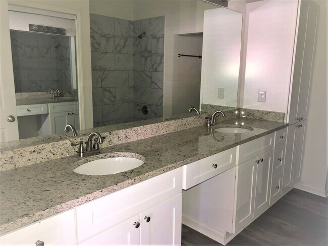 Building Photo - 2/2 Dolphin Villas Condo, Gulf Shores!