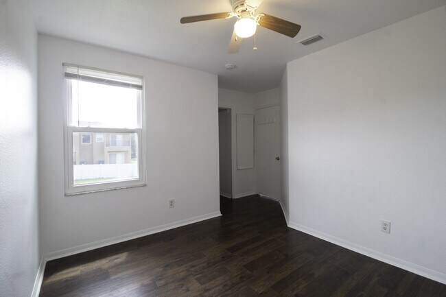 Building Photo - 275 Mango Dr