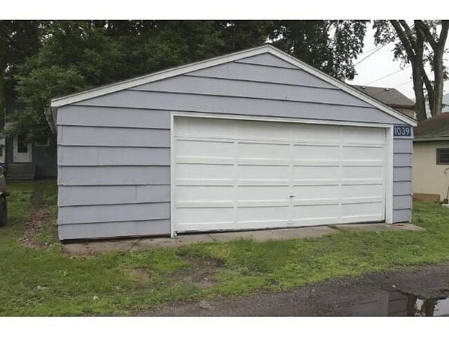 Building Photo - Gorgeous 5 Bedroom Home in Coveted SE Neig...