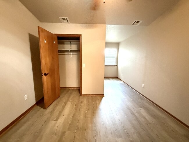Building Photo - 2202 Lakeview Dr