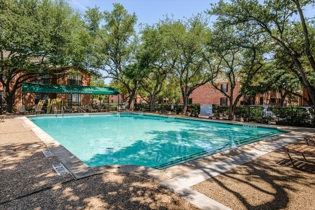 Building Photo - 2255 Braeswood Park Dr