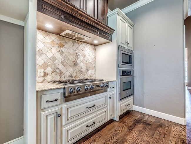 Building Photo - Luxury Edmond Townhome Overlooking Waterfa...