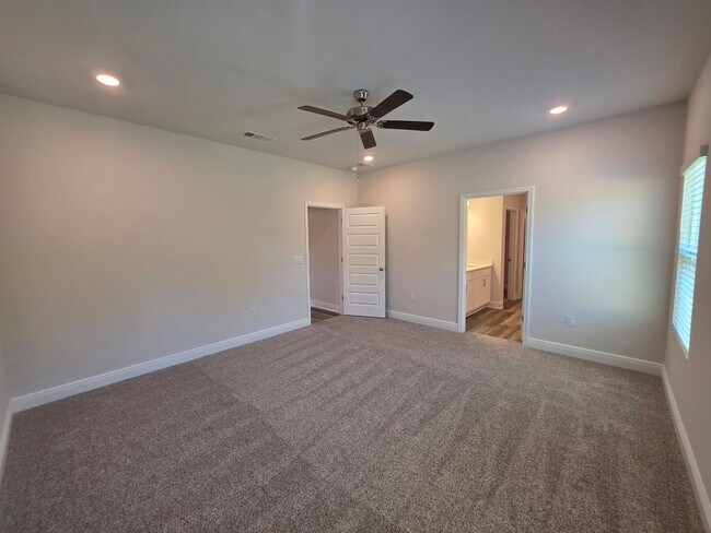 Building Photo - Brand new 5BR/3BA with Amenities Galore