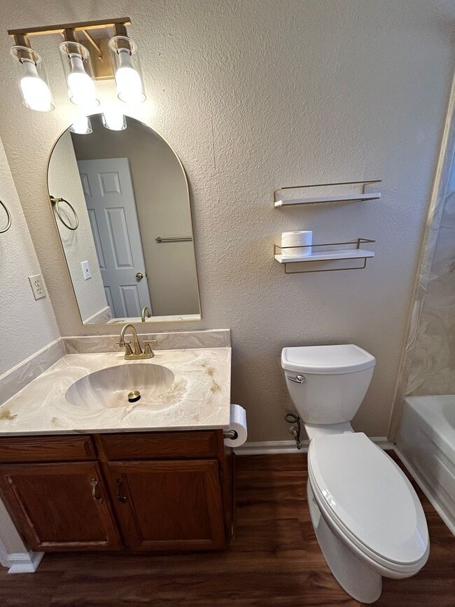 Building Photo - Recently Remodeled 2Bd/2Ba with Attached G...