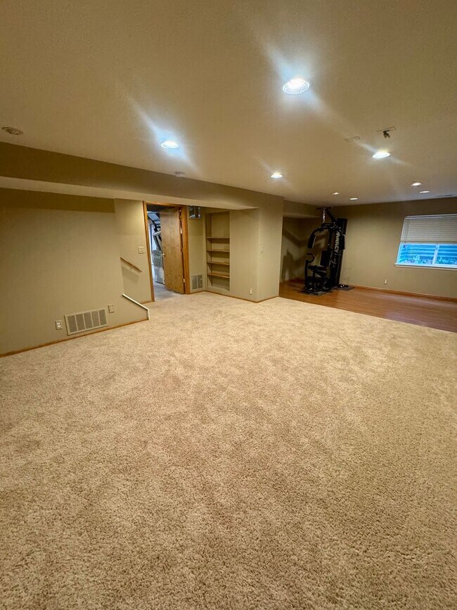 Building Photo - Gorgeous 4 bedroom with Loft and 3 car gar...