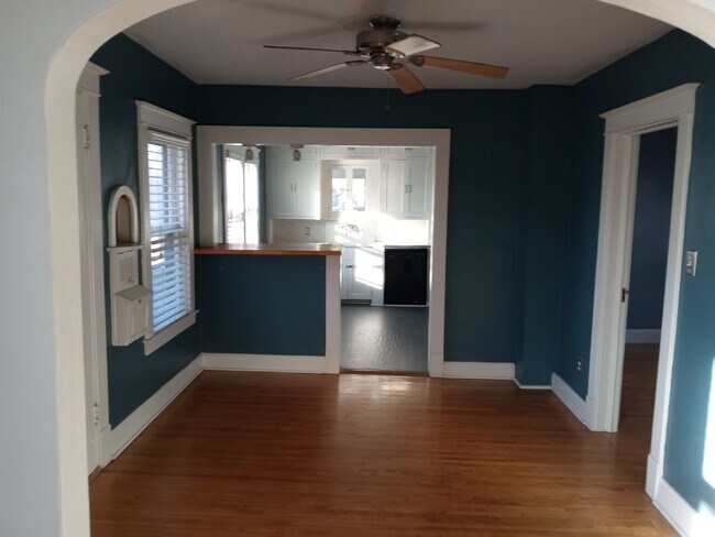 Building Photo - 1211 23rd Ave NE